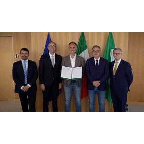 L'assessore regionale Stefano Zannier, primo da destra, con gli altri assessori delle quattro Regioni che con il Friuli Venezia Giulia hanno sottoscritto l'accordo - L'assessore regionale Stefano Zannier, primo da destra, con gli altri assessori delle quattro Regioni che con il Friuli Venezia Giulia hanno sottoscritto l'accordo