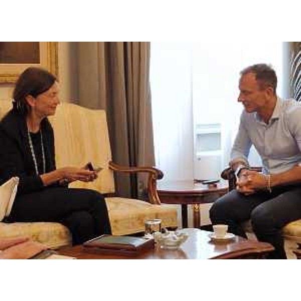 Il dono della spilla con il simbolo della Regione Fvg - Il dono della spilla con il simbolo della Regione Fvg