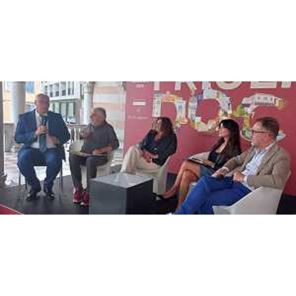 Un altro momento dell'intervento di Bordin. Oltre a Persello e a Iuri, sul palco si riconoscono la presentatrice Alice Mattelloni e Luigino Bottoni, presidente della Comunità collinare - Un altro momento dell'intervento di Bordin. Oltre a Persello e a Iuri, sul palco si riconoscono la presentatrice Alice Mattelloni e Luigino Bottoni, presidente della Comunità collinare