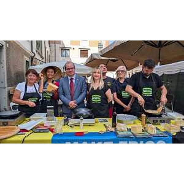 Il vicegovernatore Mario Anzil in uno degli stand di Friuli doc - Il vicegovernatore Mario Anzil in uno degli stand di Friuli doc 