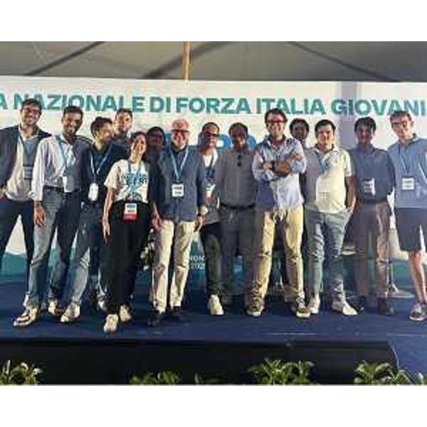 La delegazione del Friuli Venezia Giulia all'evento Azzurra Libertà, al centro il consigliere regionale Andrea Cabibbo (FI) - La delegazione del Friuli Venezia Giulia all'evento Azzurra Libertà, al centro il consigliere regionale Andrea Cabibbo (FI)