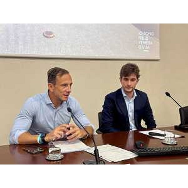 Il governatore Massimiliano Fedriga insieme al ceo di Novo Esport Emanuele Acerbis - Il governatore Massimiliano Fedriga insieme al ceo di Novo Esport Emanuele Acerbis