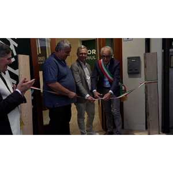 L'assessore regionale alle Risorse agroalimentari, forestali e ittiche Stefano Zannier allinaugurazione della nuova sede del Cluster forestale Fvg a Tolmezzo - L'assessore regionale alle Risorse agroalimentari, forestali e ittiche Stefano Zannier allinaugurazione della nuova sede del Cluster forestale Fvg a Tolmezzo 