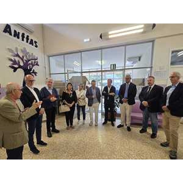 Diego Bernardis (Fp), secondo da destra, prende parte alla presentazione del nuovo pulmino dell'Anffas, a Gorizia - Diego Bernardis (Fp), secondo da destra, prende parte alla presentazione del nuovo pulmino dell'Anffas, a Gorizia