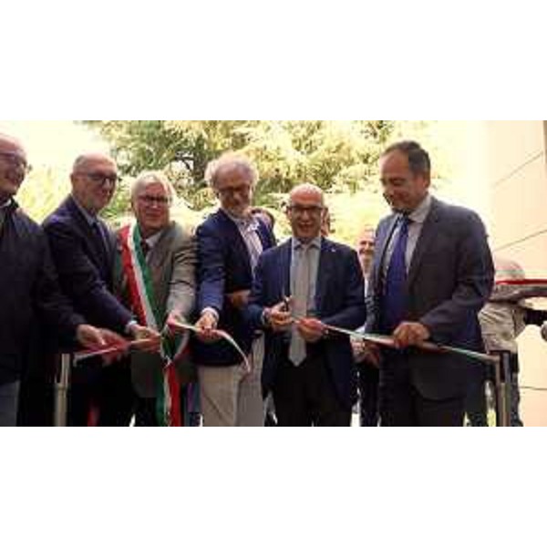 Il taglio del nastro del Centro di ricerca clinica e traslazionale di Udine. - Il taglio del nastro del Centro di ricerca clinica e traslazionale di Udine. 
