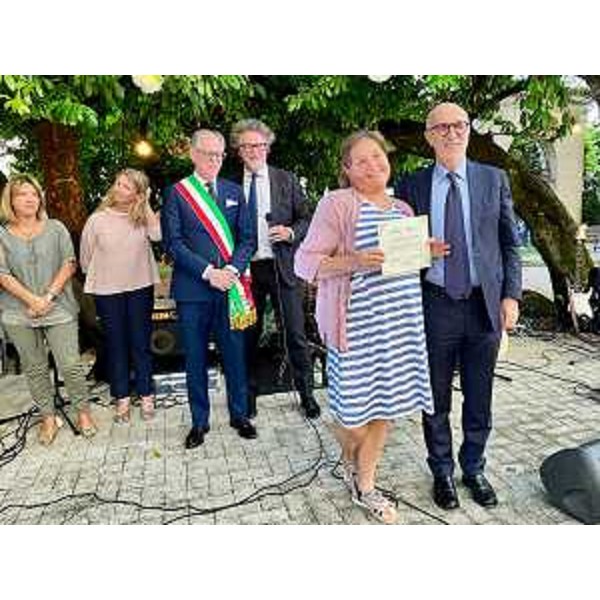 La premiazione di uno dei dipendenti della Casa di riposo di Spilimbergo - La premiazione di uno dei dipendenti della Casa di riposo di Spilimbergo