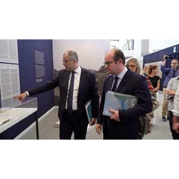 Il vicegovernatore Mario Anzil visita la mostra su Tolkien - Il vicegovernatore Mario Anzil visita la mostra su Tolkien