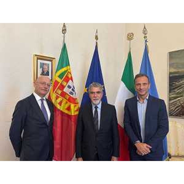 A destra nella foto il governatore del Friuli Venezia Giulia Massimiliano Fedriga, al centro l'ambasciatore del Portogallo in Italia Bernardo Futscher Pereira e a sinistra il console onorario del Portogallo a Trieste Adriano Martinolli D'Arcy. - A destra nella foto il governatore del Friuli Venezia Giulia Massimiliano Fedriga, al centro l'ambasciatore del Portogallo in Italia Bernardo Futscher Pereira e a sinistra il console onorario del Portogallo a Trieste Adriano Martinolli D'Arcy. 