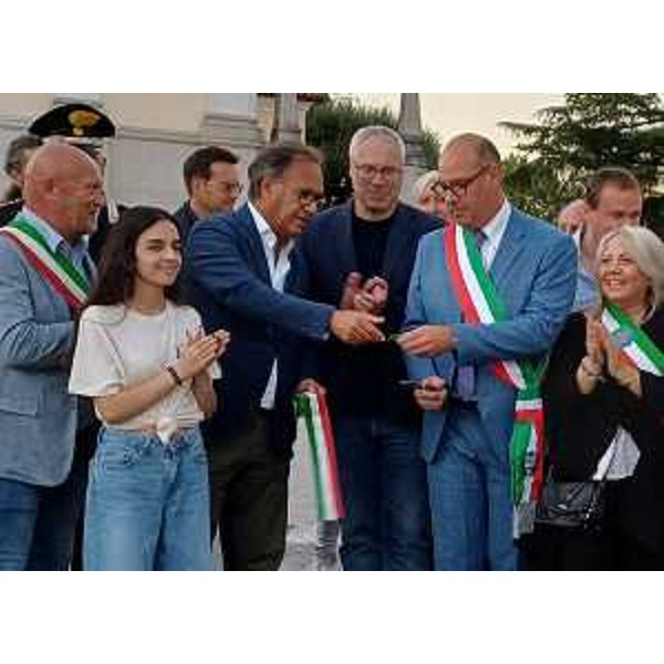 Ancora un momento del taglio del nastro - Ancora un momento del taglio del nastro