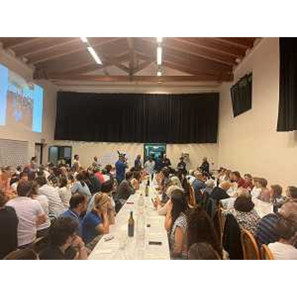 Un momento della cena solidate per i bambini di Madudu - Un momento della cena solidate per i bambini di Madudu