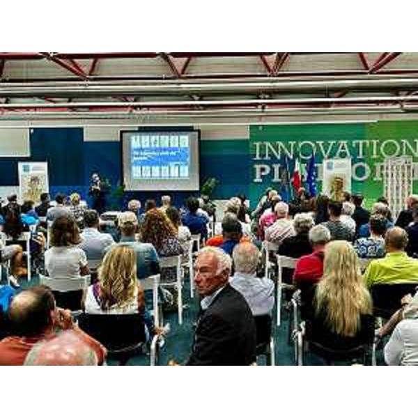 Il vicegovernatore Mario Anzil all'Innovation Platform del Cluster arredo di Manzano per il trubuto ad Atonio Chiodi - Il vicegovernatore Mario Anzil all'Innovation Platform del Cluster arredo di Manzano per il trubuto ad Atonio Chiodi