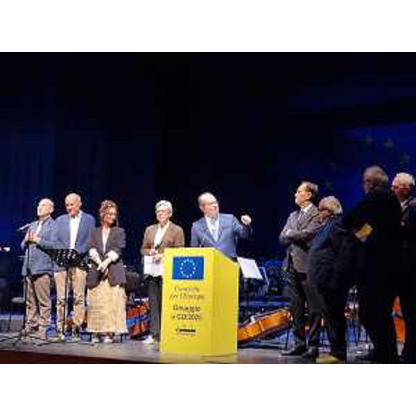 Il vicegovernatore con delega alla Cultura Mario Anzil interviene sul palco del Versi in paertura del Concerto per l'Europa a chiusura Pnlegge - Il vicegovernatore con delega alla Cultura Mario Anzil interviene sul palco del Versi in paertura del Concerto per l'Europa a chiusura Pnlegge