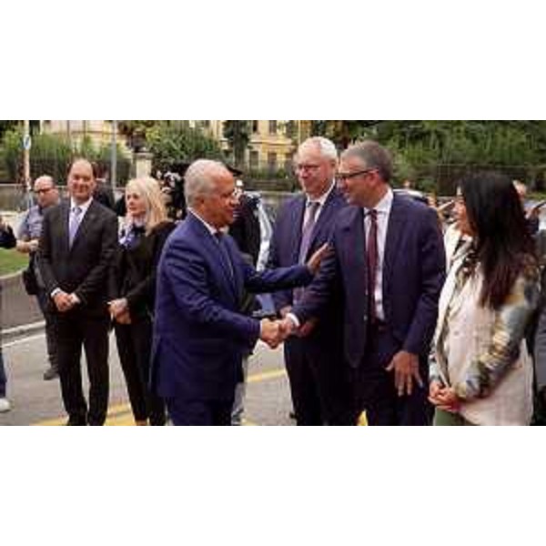 L'assessore Roberti mentre saluta il ministro Piantedosi - L'assessore Roberti mentre saluta il ministro Piantedosi