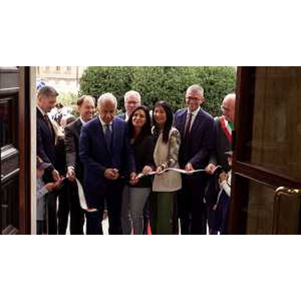 L'assessore Roberti (secondo da destra), tra gli altri, al taglio del nastro - L'assessore Roberti (secondo da destra), tra gli altri, al taglio del nastro