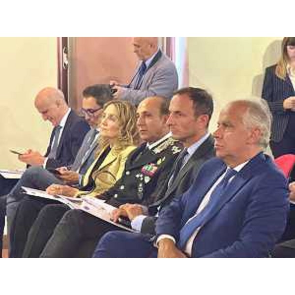 In primo piano Piantedosi e Fedriga durante la cerimonia. - In primo piano Piantedosi e Fedriga durante la cerimonia.