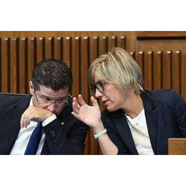 L'assessore alle Finanze, Barbara Zilli, accanto al presidente Maurmair - L'assessore alle Finanze, Barbara Zilli, accanto al presidente Maurmair