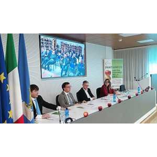 Una fase della presentazione della 54. edizione della mostra regionale della mela di Pantianicco, svoltasi nella sede della Regione a Udine alla presenza dell'assessore regionale Stefano Zannier - Una fase della presentazione della 54. edizione della mostra regionale della mela di Pantianicco, svoltasi nella sede della Regione a Udine alla presenza dell'assessore regionale Stefano Zannier