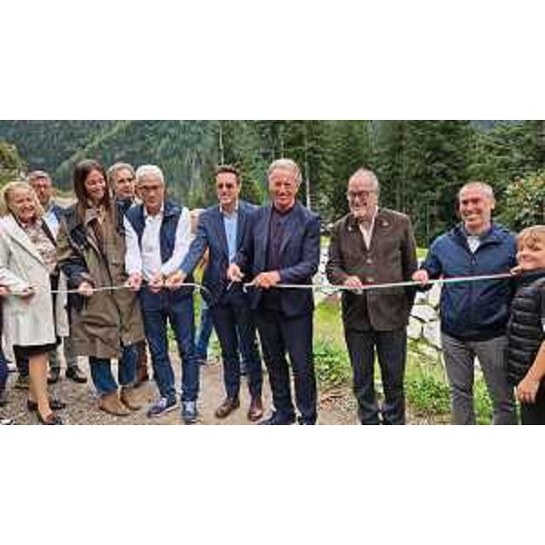 Lassessore regionale alla Difesa dellambiente, energia e sviluppo sostenibile Fabio Scoccimarro, al taglio del nastro per la fine dei lavori di ristrutturazione della casa "Bearzi" in località Pierabech a Forni Avoltri - Lassessore regionale alla Difesa dellambiente, energia e sviluppo sostenibile Fabio Scoccimarro, al taglio del nastro per la fine dei lavori di ristrutturazione della casa "Bearzi" in località Pierabech a Forni Avoltri