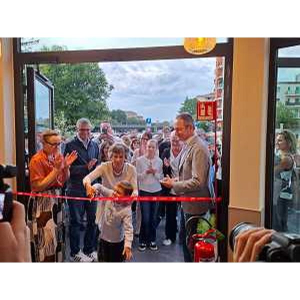 Il taglio del nastro con l'assessore Roberti - Il taglio del nastro con l'assessore Roberti