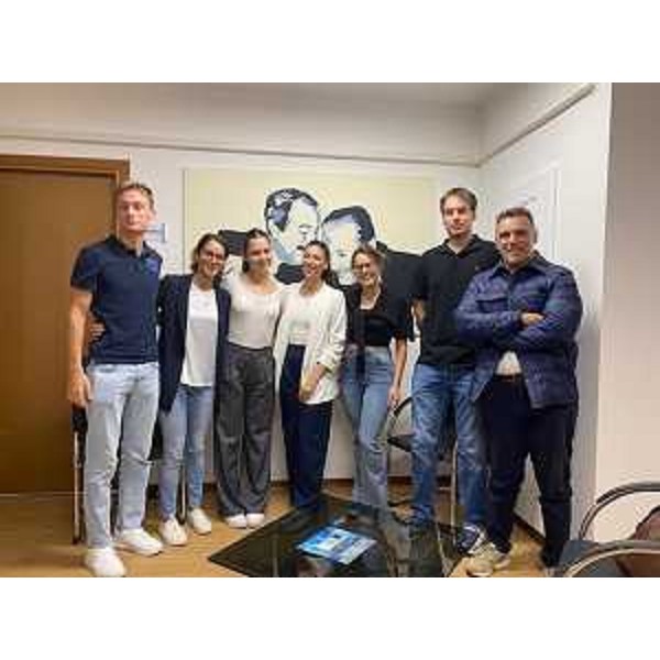 La foto di gruppo con Gerardo Falcone e i tirocinanti dell'Osservatorio, accanto al dipinto donato dalla vedova di Luigi Vitulli - La foto di gruppo con Gerardo Falcone e i tirocinanti dell'Osservatorio, accanto al dipinto donato dalla vedova di Luigi Vitulli