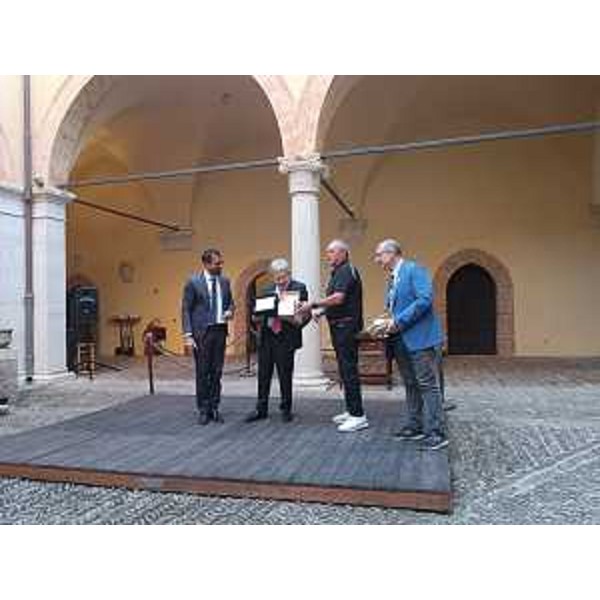 Il momento della premiazione del consigliere Furio Honsell - Il momento della premiazione del consigliere Furio Honsell