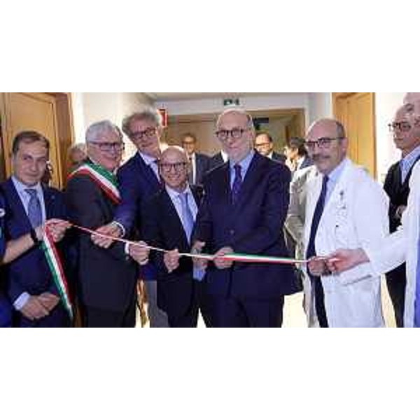 Il taglio del nastro nel corso della cerimonia per lampliamento della Cardiologia del presidio ospedaliero Santa Maria della Misericordia di Udine. - Il taglio del nastro nel corso della cerimonia per lampliamento della Cardiologia del presidio ospedaliero Santa Maria della Misericordia di Udine.
