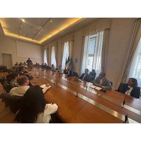 Il tavolo convocato dal governatore del Friuli Venezia Giulia, Massimiliano Fedriga, con i vertici regionali e provinciali di Confcommercio, Federalberghi, Fipe, Confesercenti, Fiavet, Sib-Sindacato italiano balneari e Gruppo ricettività alberghiera, alla presenza degli assessori alle Attività produttive, Sergio Emidio Bini, e alle Autonomie locali, Pierpaolo Roberti. - Il tavolo convocato dal governatore del Friuli Venezia Giulia, Massimiliano Fedriga, con i vertici regionali e provinciali di Confcommercio, Federalberghi, Fipe, Confesercenti, Fiavet, Sib-Sindacato italiano balneari e Gruppo ricettività alberghiera, alla presenza degli assessori alle Attività produttive, Sergio Emidio Bini, e alle Autonomie locali, Pierpaolo Roberti. 