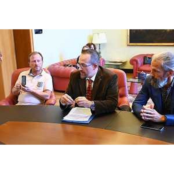 Alcuni dei sostenitori della petizione, al centro il promotore Luca Scantamburlo - Alcuni dei sostenitori della petizione, al centro il promotore Luca Scantamburlo