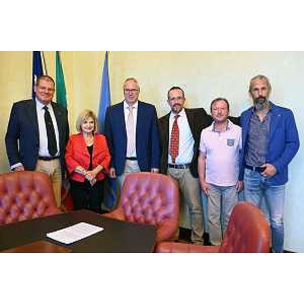 Il presidente del Cr, Mauro Bordin, i promotori e i consiglieri regionali Laura Fasiolo (Pd) e Marko Pisani (Ssk) - Il presidente del Cr, Mauro Bordin, i promotori e i consiglieri regionali Laura Fasiolo (Pd) e Marko Pisani (Ssk)