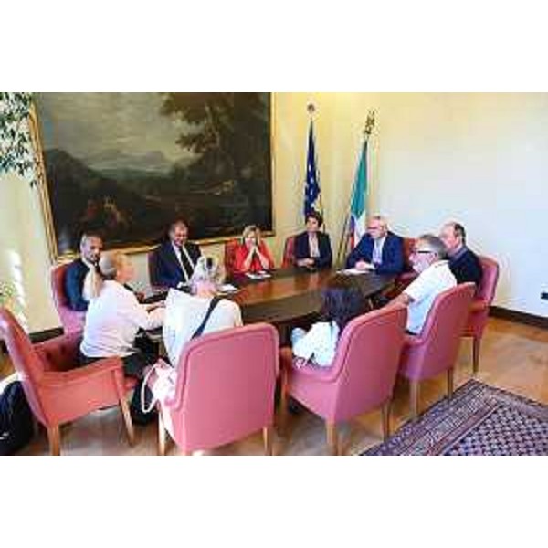 I promotori della petizione accolti dal presidente del Cr, Mauro Bordin - I promotori della petizione accolti dal presidente del Cr, Mauro Bordin 