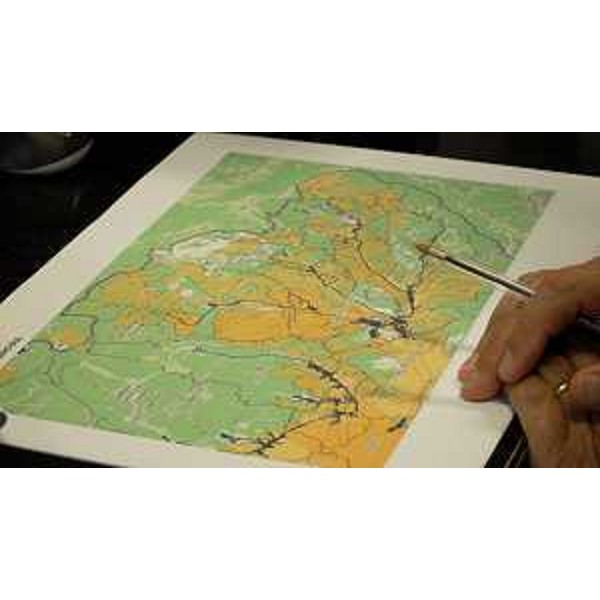 Un particolare dei docmuenti presi in esame durante l'incontro tra l'assessore regionale al Patrimonio Sebastiano Callari e i sindaci delle Valli del Natisone - Un particolare dei docmuenti presi in esame durante l'incontro tra l'assessore regionale al Patrimonio Sebastiano Callari e i sindaci delle Valli del Natisone