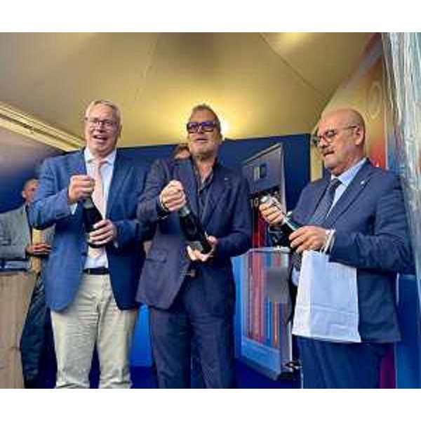 Il brindisi dopo l'apertura dello stand del Cr: da sinistra il presidente Bordin, l'assessore Bini e l'assessore Sebastiano Callari - Il brindisi dopo l'apertura dello stand del Cr: da sinistra il presidente Bordin, l'assessore Bini e l'assessore Sebastiano Callari