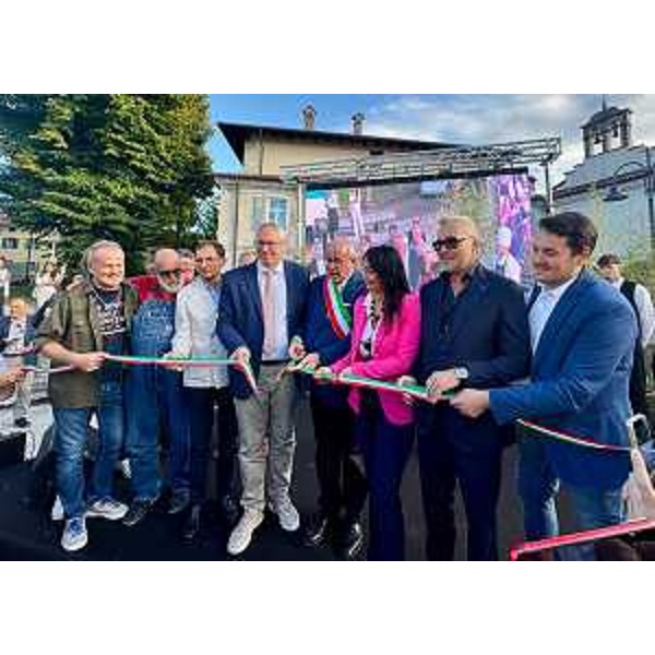 Il taglio del nastro in piazza Sant'Antonio: il presidente Bordin è il quarto da sinistra - Il taglio del nastro in piazza Sant'Antonio: il presidente Bordin è il quarto da sinistra