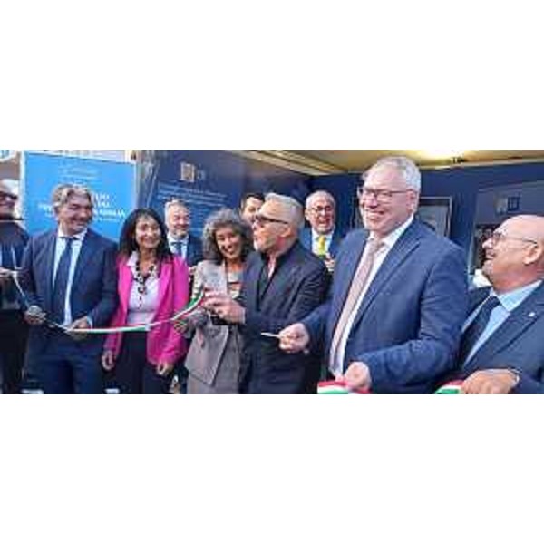 Un momento scherzoso dopo il taglio del nastro dello stand del Cr Fvg: il presidente Bordin è il secondo da destra - Un momento scherzoso dopo il taglio del nastro dello stand del Cr Fvg: il presidente Bordin è il secondo da destra