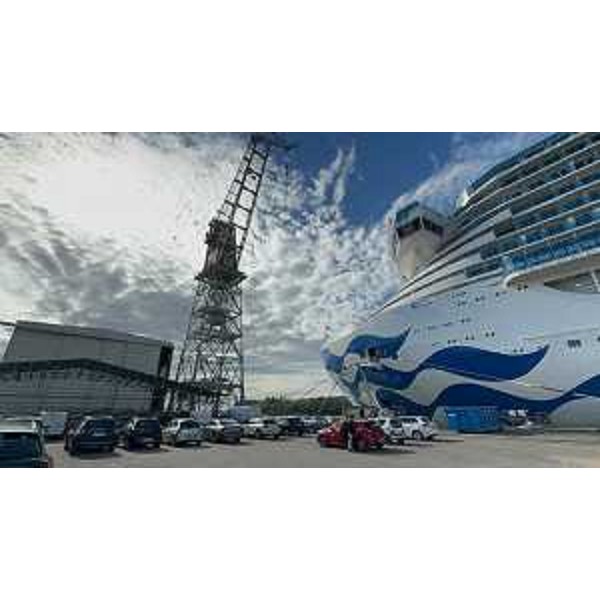 La nave da crociera Star Princess ormeggiata alla banchina dei cantieri navali di Panzano, a Monfalcone - La nave da crociera Star Princess ormeggiata alla banchina dei cantieri navali di Panzano, a Monfalcone