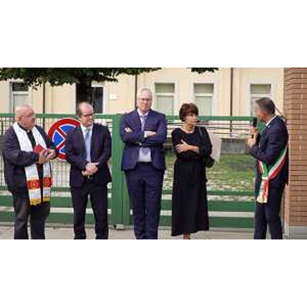  - Il vicegovernatore della Regione Mario Anzil, a sinistra, l'assessore all'istruzione Alessia Rosolen, a destra, con al centro il presidente del Consiglio Mauro Bordin, all'inaugurazione dell'asilo nido comunale Rivignano Teor