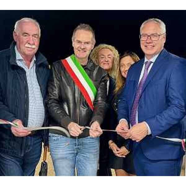 Il presidente del Cr Fg, Mauro Bordin, primo a destra, al taglio del nastro a Ronchis per il nuovo magazzino comunale e per le nuove cucine - Il presidente del Cr Fg, Mauro Bordin, primo a destra, al taglio del nastro a Ronchis per il nuovo magazzino comunale e per le nuove cucine