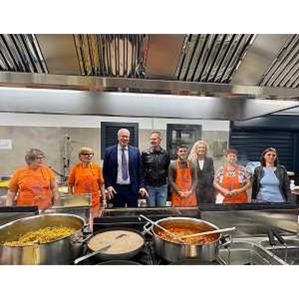 Il presidente del Cr Fvg, Mauro Bordin,e il sindaco Manfredi Michelutto nelle nuove cucine comunali di Ronchis - Il presidente del Cr Fvg, Mauro Bordin,e il sindaco Manfredi Michelutto nelle nuove cucine comunali di Ronchis