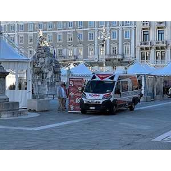 L'automezzo con lo stand Admo in piazza Unità d'Italia a Trieste - L'automezzo con lo stand Admo in piazza Unità d'Italia a Trieste