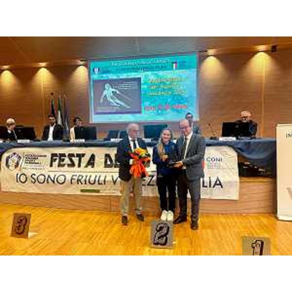 Il vicegovernatore Anzil con la campionessa Lara Della Mea e Maurizio Dunnhofer - Il vicegovernatore Anzil con la campionessa Lara Della Mea e Maurizio Dunnhofer