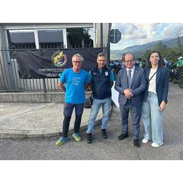 il vicegovernatore Anzil (secondo da destra), assieme a Massimo Medves di Vallimpiadi Paolo Dreossi, organizzatore e referente della Natisone Bike Arena e al vicesindaco di San Pietro al Natisone Elena Chiabudini - il vicegovernatore Anzil (secondo da destra), assieme a Massimo Medves di Vallimpiadi Paolo Dreossi, organizzatore e referente della Natisone Bike Arena e al vicesindaco di San Pietro al Natisone Elena Chiabudini