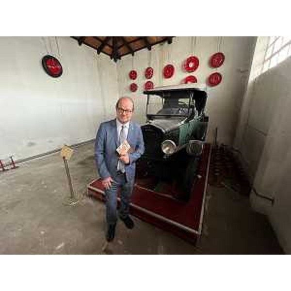 Il vicegovernatore Mario Anzil davanti a una Torpedo del 1915 - Il vicegovernatore Mario Anzil davanti a una Torpedo del 1915