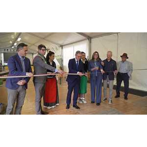 Taglio del nastro per la Mostra rfegionale della Mela - Taglio del nastro per la Mostra rfegionale della Mela