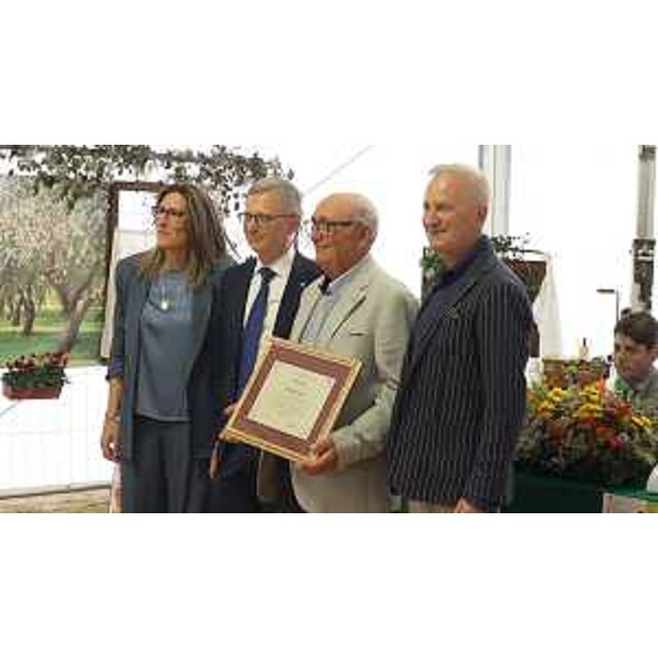 Il premio a Lucio Cisilino, a fianco dell'assessore Stefano Zannier - Il premio a Lucio Cisilino, a fianco dell'assessore Stefano Zannier