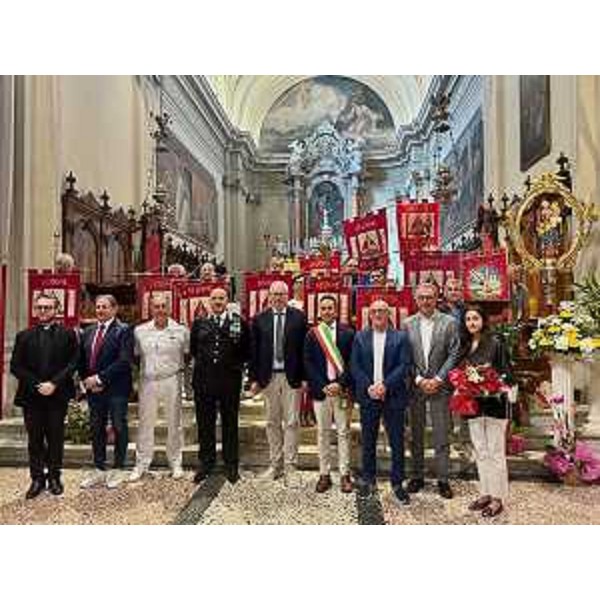 Il presidente del Cr Fvg, Mauro Bordin, al centro nella foto assieme alle altre autorità all'interno della chiesa di Marano Lagunare - Il presidente del Cr Fvg, Mauro Bordin, al centro nella foto assieme alle altre autorità all'interno della chiesa di Marano Lagunare