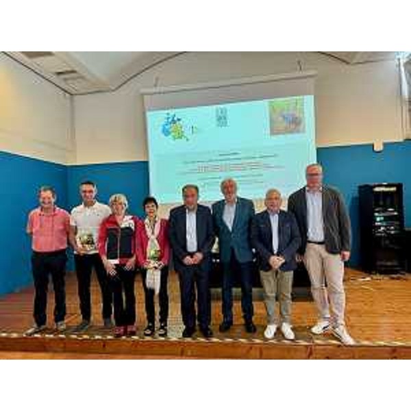La foto di gruppo: il presidente del Cr Fvg, Mauro Bordin, è il primo da destra, accanto al presidente della Comunità Riviera Friulana Franco D'Altilia e al sindaco di San Giorgio di Nogaro, Pietro Del Frate - La foto di gruppo: il presidente del Cr Fvg, Mauro Bordin, è il primo da destra, accanto al presidente della Comunità Riviera Friulana Franco D'Altilia e al sindaco di San Giorgio di Nogaro, Pietro Del Frate