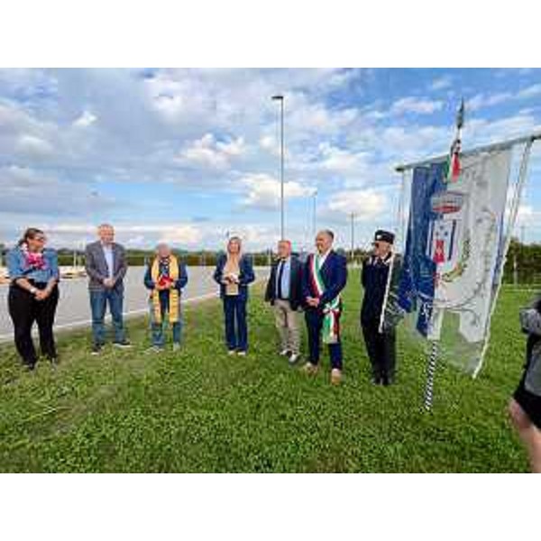 L'intervento dell'assessore regionale Cristina Amirante durante la cerimonia di inaugurazione della nuova rotonda a Vivaro - L'intervento dell'assessore regionale Cristina Amirante durante la cerimonia di inaugurazione della nuova rotonda a Vivaro