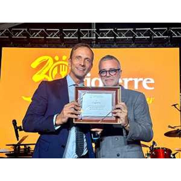 Il governatore Massimiliano Fedriga consegna il riconoscimento della Regione all'amministratore delegato della Compagnia Generale Ristorazione Spa-Cigierre, Marco Di Giusto. - Il governatore Massimiliano Fedriga consegna il riconoscimento della Regione all'amministratore delegato della Compagnia Generale Ristorazione Spa-Cigierre, Marco Di Giusto.