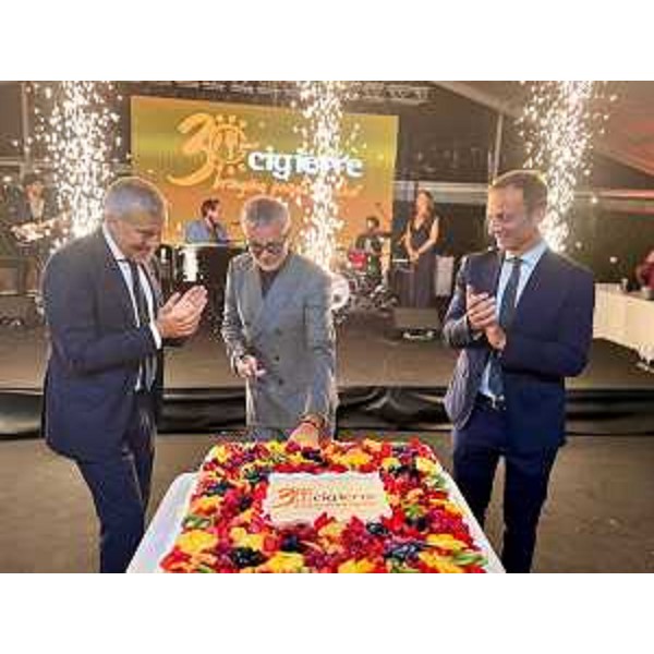 Il governatore Massimiliano Fedriga e l'assessore Bini assieme all'amministratore delegato della Compagnia Generale Ristorazione Spa-Cigierre, Marco Di Giusto. - Il governatore Massimiliano Fedriga e l'assessore Bini assieme all'amministratore delegato della Compagnia Generale Ristorazione Spa-Cigierre, Marco Di Giusto.