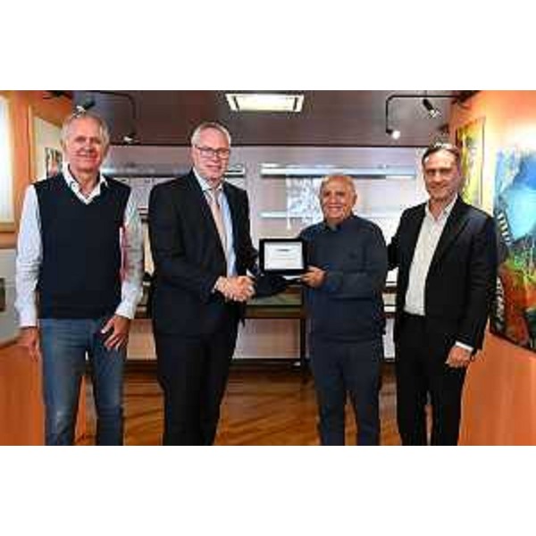 La consegna della targa del Cr Fvg - La consegna della targa del Cr Fvg